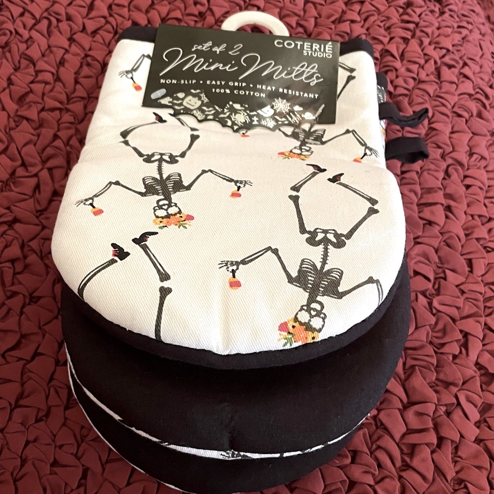 NWT Mini Mittens Set of 2 Halloween Themed